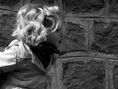 Photo fillette en suspension